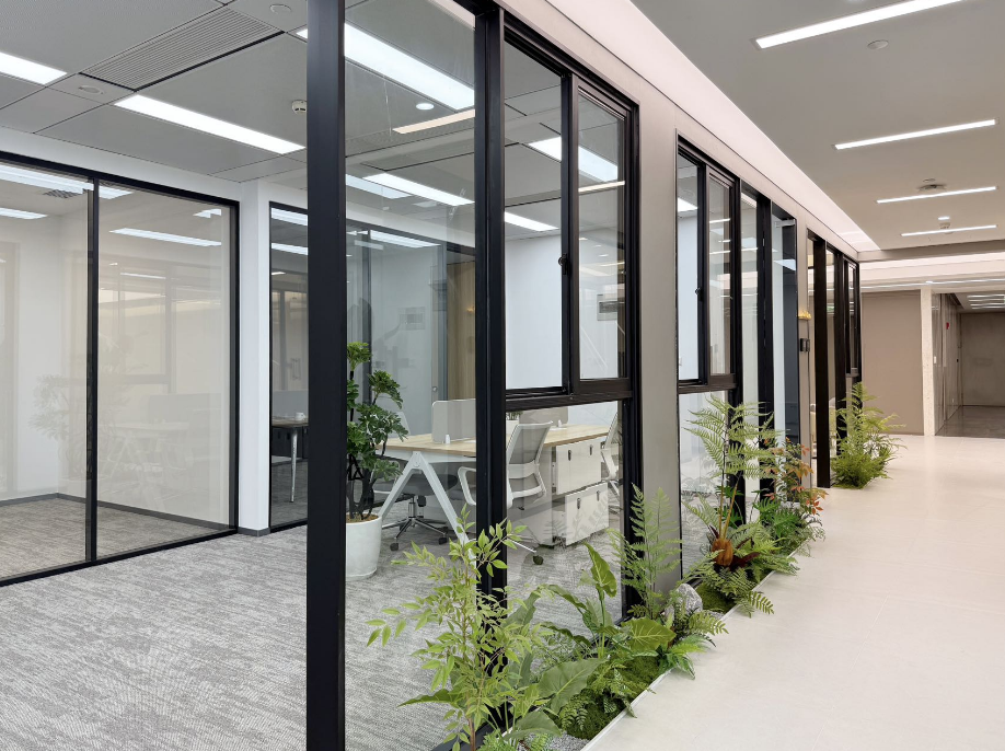 趣辦世博園辦公室出租，1個(gè)隔斷，4個(gè)工位，月租金7800元/月
